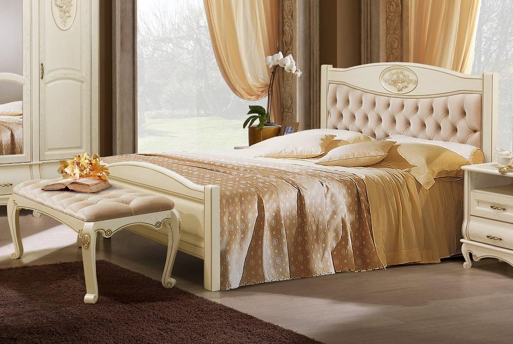 Кровать "Оскар" с патинированием (с изножьем, с декором "Розы", с мягким изголовьем из ткани )