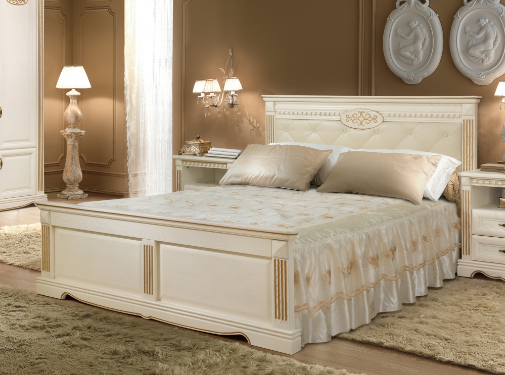 Кровать "Афина" с патинированием (с изножьем, с декором и мягким изголовьем из экокожи)